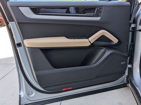 Used 2025 Porsche Cayenne image 13