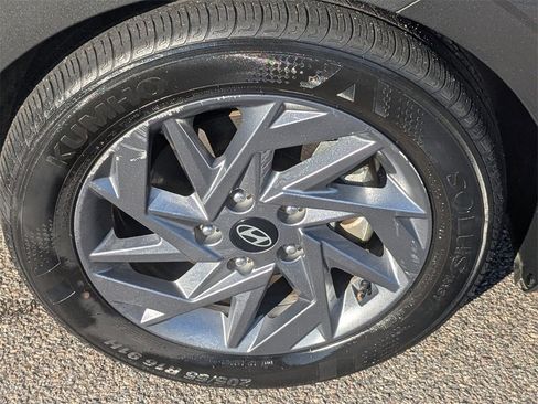 Used 2024 Hyundai Elantra SEL image 13