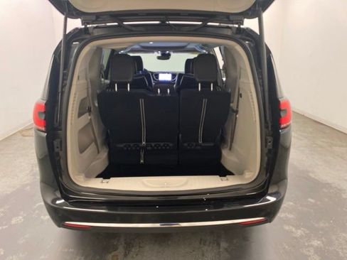 Used 2023 Chrysler Pacifica Limited FWD image 32