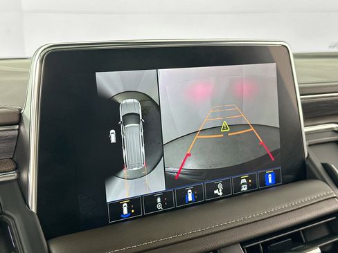 Used 2024 GMC Yukon SLT w/ SLT Luxury Package image 13