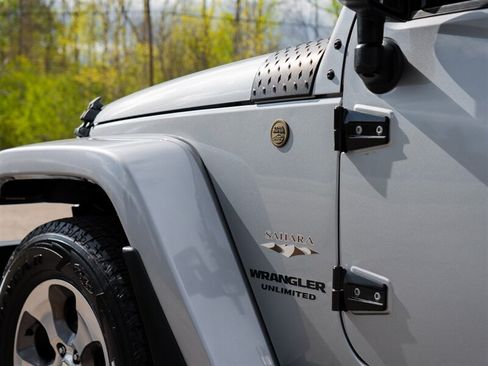Used 2016 Jeep Wrangler Unlimited Sahara w/ Dual Top Group AWD/4WD image 11