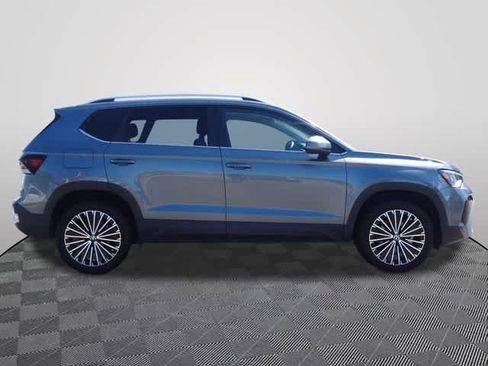 Used 2025 Volkswagen Taos SE FWD image 4