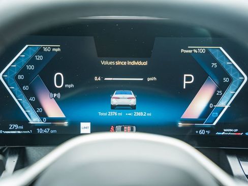 Used 2025 BMW 530i xDrive w/ Premium Package image 37