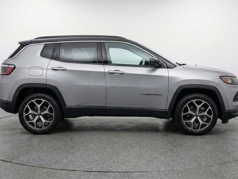 Used 2025 Jeep Compass Limited image 11