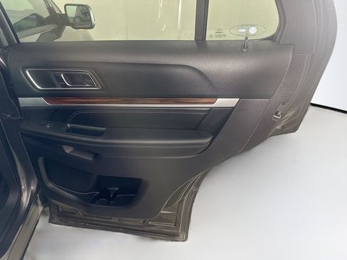 Used 2018 Ford Explorer Limited image 32