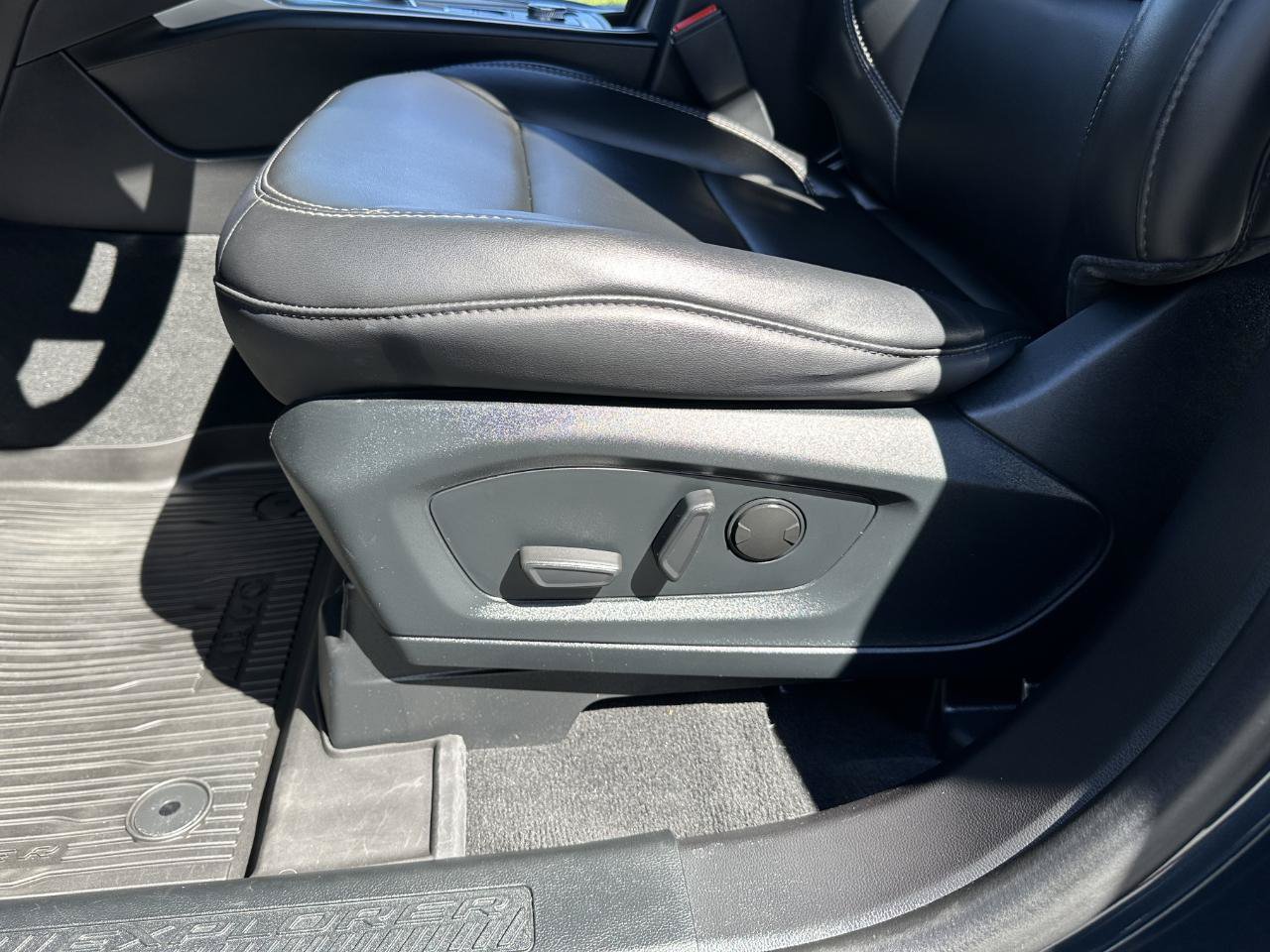 Used 2022 Ford Explorer XLT w/ Equipment Group 202A AWD/4WD image 25