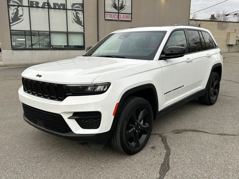 Used 2023 Jeep Grand Cherokee Altitude AWD/4WD image 13