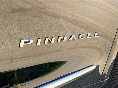 Used 2024 Chrysler Pacifica Pinnacle FWD image 8
