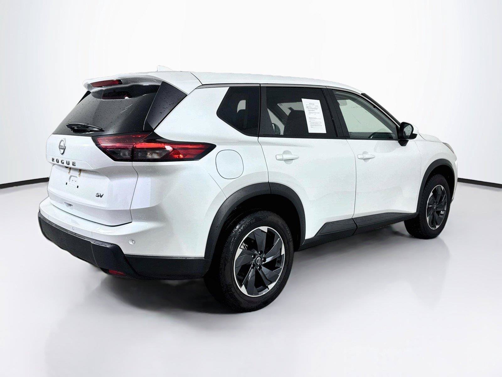 Used 2024 Nissan Rogue SV FWD image 2
