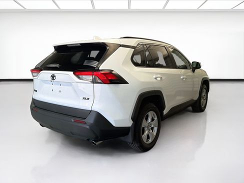 Used 2021 Toyota RAV4 XLE w/ Convenience Package FWD image 4