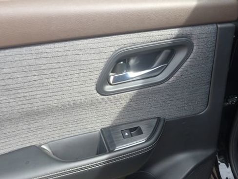 Used 2023 Nissan Rogue SV FWD image 16