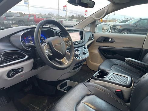 Used 2022 Chrysler Pacifica Touring-L FWD image 18