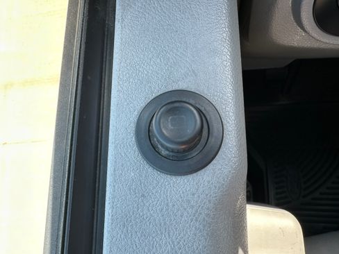 Used 2010 Ford E-350 and Econoline 350 XLT RWD image 23