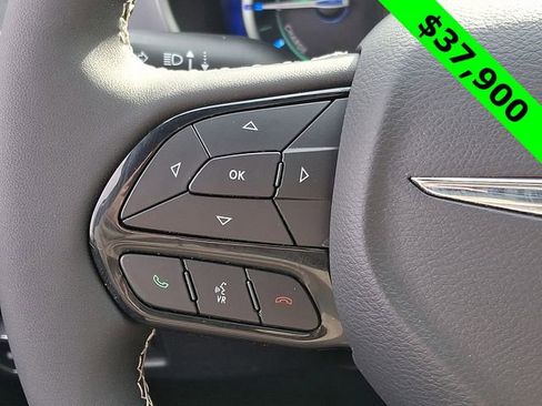 Used 2025 Chrysler Pacifica Premium image 23