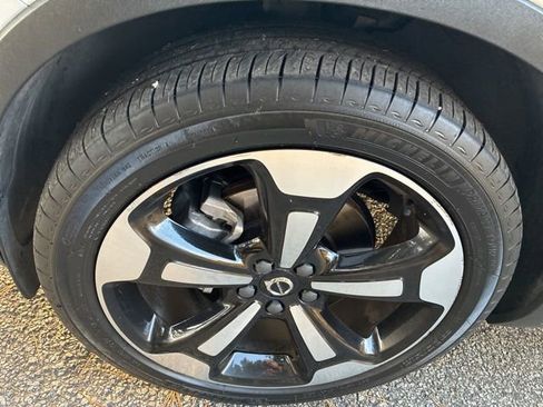 Used 2022 Volvo XC40 T5 Momentum w/ Premium Package image 11