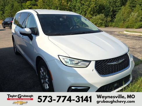 Used 2023 Chrysler Pacifica Touring-L FWD image 1