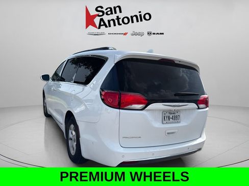 Used 2017 Chrysler Pacifica Touring-L Plus w/ Advanced Safetytec Group FWD image 6
