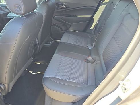 Used 2025 Chevrolet Trax LT w/ LT Convenience Package FWD image 16
