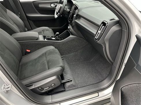 Certified 2025 Volvo XC40 B5 Plus image 24