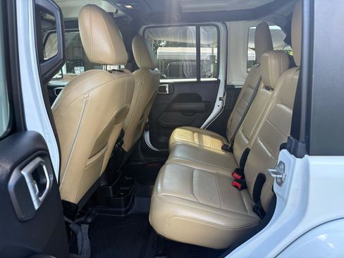 Used 2018 Jeep Wrangler Unlimited Sahara AWD/4WD image 27