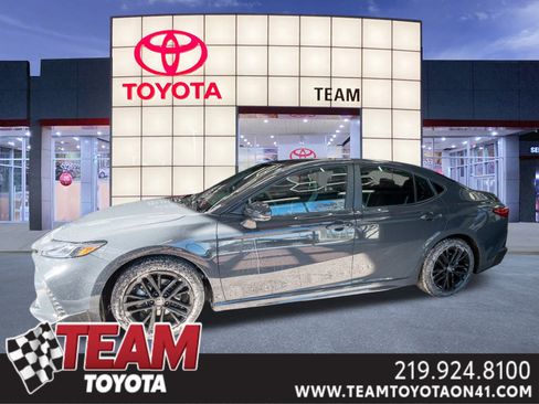 Used 2025 Toyota Camry SE image 1