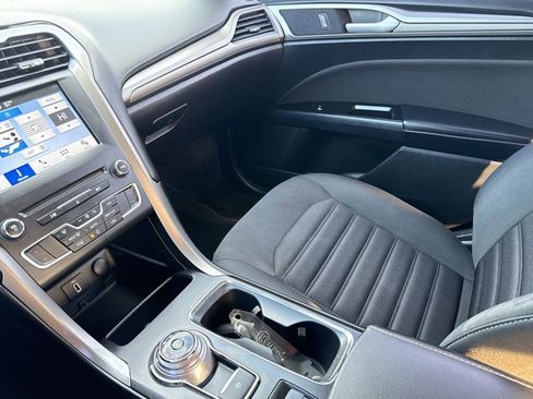 Used 2017 Ford Fusion SE w/ Fusion SE Technology Package image 18