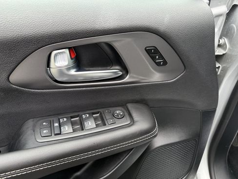 Used 2026 Chrysler Pacifica Select FWD image 19