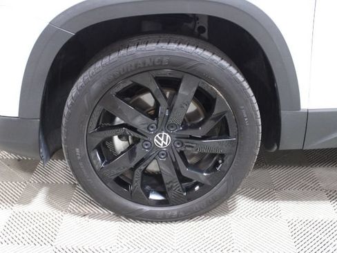 Used 2022 Volkswagen Taos SE w/ Panoramic Sunroof Package FWD image 43