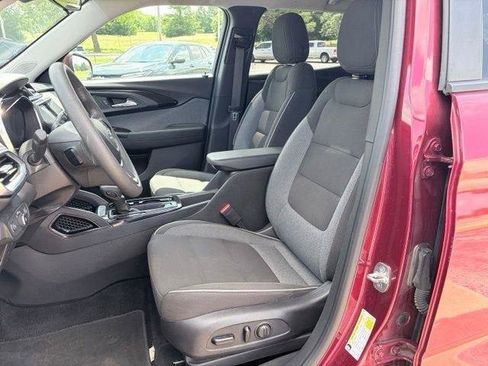 Used 2022 Chevrolet TrailBlazer LT w/ Confidence II Package FWD image 3
