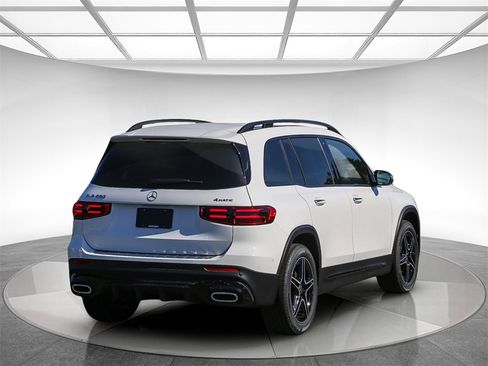 Used 2024 Mercedes-Benz GLB 250 4MATIC image 4