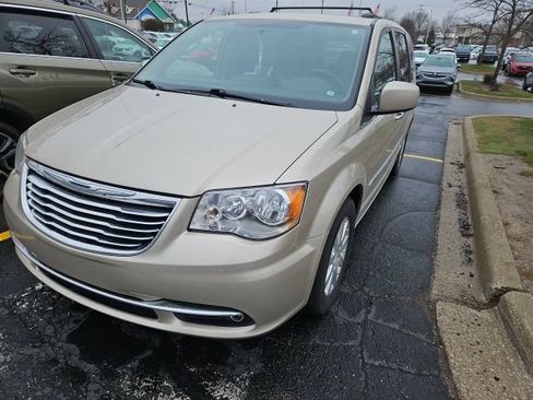 Used 2016 Chrysler Town & Country Touring w/ Driver Convenience Group image 1