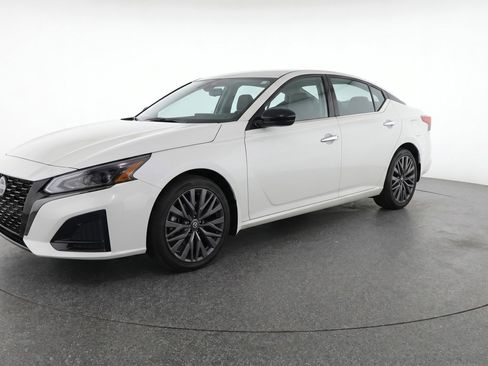 Used 2025 Nissan Altima 2.5 SV FWD image 3