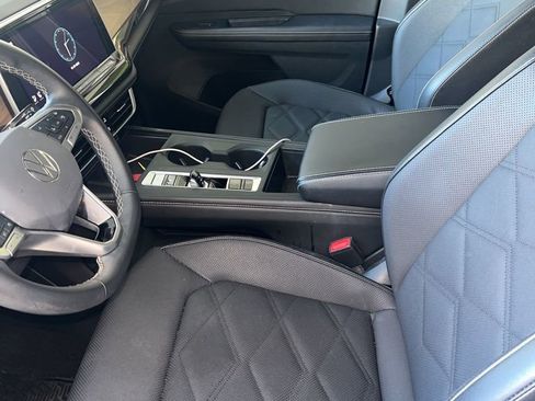 Used 2024 Volkswagen Atlas SE image 2