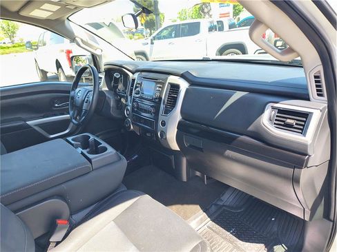 Used 2018 Nissan Titan SV image 11