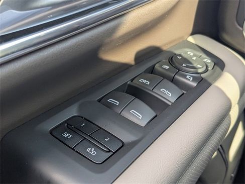 Used 2021 GMC Yukon SLT w/ SLT Premium Package image 23