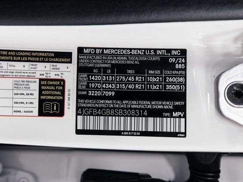 Used 2025 Mercedes-Benz GLE 450e 4MATIC w/ AMG Line Interior image 38