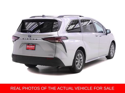 Used 2023 Toyota Sienna XLE FWD image 2