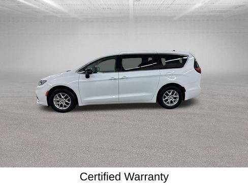Used 2024 Chrysler Pacifica Touring-L FWD image 9