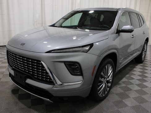 Used 2025 Buick Enclave Avenir AWD/4WD image 36