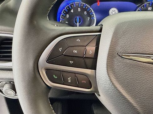 Used 2025 Chrysler Pacifica Select FWD image 11