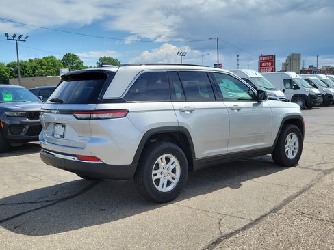 Used 2025 Jeep Grand Cherokee Laredo AWD/4WD image 4