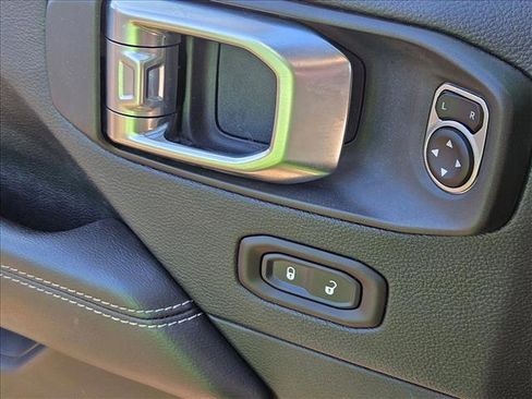 Used 2018 Jeep Wrangler Unlimited Sahara image 7