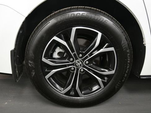 Used 2026 Toyota Sienna Platinum AWD/4WD image 33