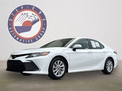 Used 2022 Toyota Camry LE image 1
