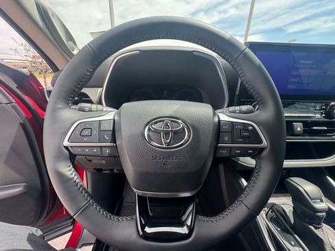 Used 2025 Toyota Highlander Limited AWD/4WD image 20