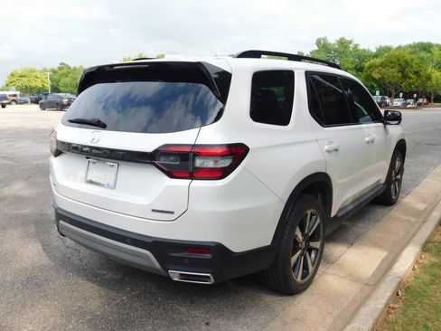 Used 2025 Honda Pilot Touring image 4