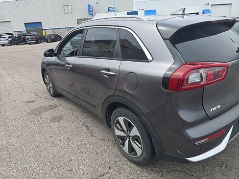 Used 2017 Kia Niro EX FWD image 4