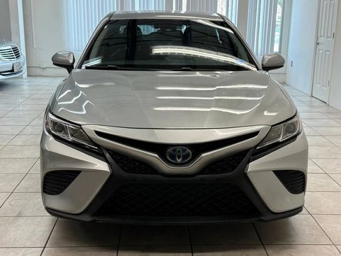 Used 2018 Toyota Camry SE image 2