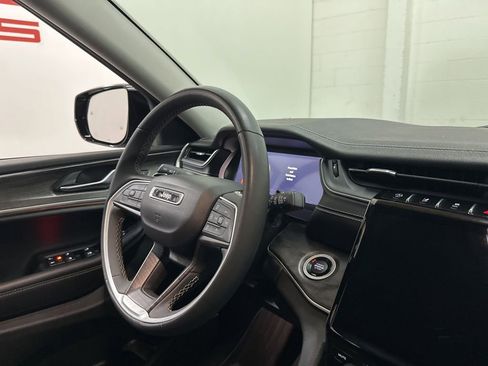 Used 2023 Jeep Grand Cherokee Limited w/ Black Appearance Package AWD/4WD image 59