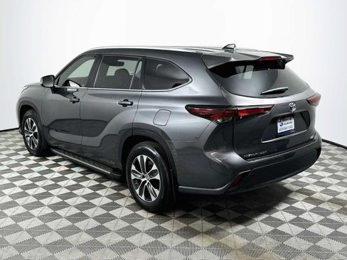 Used 2024 Toyota Highlander XLE FWD image 5